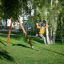 Double Safety Seat double swing in un parco giochi con struttura in legno