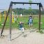 Double Safety Seat double swing con due bambini che giocano in un parco