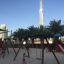 Double Safety Seat double swing in un parco giochi con il Burj Khalifa sullo sfondo.