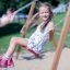 Double Safety Seat double swing con bambini che giocano sullo sfondo