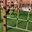 Struttura da arrampicata per parco giochi Romping Corner Nature con recinzione in rete di corda.