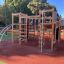 Casetta da gioco in legno Climbing Booth Nature in un parco giochi.