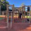 Casetta da gioco in legno Climbing Booth Nature con corde da arrampicata e scivoli nel parco giochi.