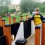 Bambino che gioca sulle attrezzature da parco giochi Ariadne in un parco.