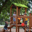 Bambini che giocano sul Triangle Modern Nature wooden playhouse with slide.