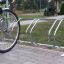Bike Stand per il parcheggio sicuro delle biciclette installato sul marciapiede.