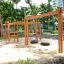 Wooden Tire double swing in un parco giochi circondato da alberi