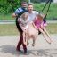 Famiglia che si gode il Triple swing in un parco giochi.