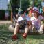 Due bambini seduti su un Triple swing.