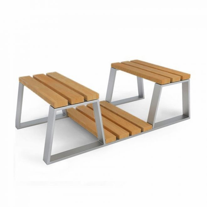 Panca doppia moderna con seduta in legno e struttura in metallo per uso esterno.