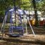 Wheelchair Swing in un parco giochi tra gli alberi