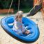 Due bambini seduti su un Swing Seat GBNS in un parco giochi.