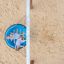 Bambini che dondolano su un Swing Seat GBNS blu nel parco giochi.