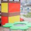 Clover Play Table in un parco giochi.