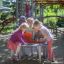 Bambini che giocano a Octopus Play Table in un parco giochi