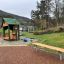 Bench, Steel Construction in un parco giochi per bambini con dintorni verdi
