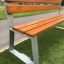 Tallin Bench w/ Backrest sull'erba vicino al sentiero