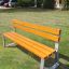Tallin Bench w/ Backrest in un'area verde del parco.