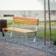 Ryga Bench w/ Backrest in un contesto di parco'