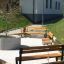Ryga Bench w/ Backrest in un cortile di un moderno appartamento'