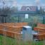 Area di seduta all'aperto con Ryga Deco Bench with Backrest.