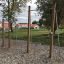 Attrezzatura da gioco outdoor con sbarra per trazioni in area residenziale