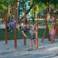 Parco giochi all'aperto Pull up bars con bambini che si allenano e giocano su attrezzature fitness in legno.