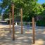 Stazione fitness outdoor con sbarre per trazioni per esercizio in un parco.