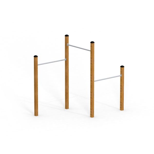 Attrezzatura fitness outdoor con sbarre per trazioni, pali in legno e barre in metallo.