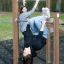 Bambini che giocano sulle sbarre per trazioni in un parco giochi all'aperto.