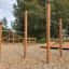 Sbarre per trazioni in legno in un'area giochi outdoor.