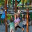 Pull up bars in un parco giochi con bambini che giocano e si arrampicano
