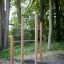 Sbarre per trazioni per esercizio outdoor in un'area parco boschiva.