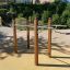 Attrezzatura fitness per esterni Bars I installata in un parco.