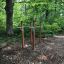 Stazione fitness all'aperto Bars I in una foresta.