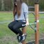 Ragazza che utilizza l'attrezzatura fitness all'aperto Bars II.