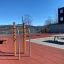 Attrezzatura fitness all'aperto Bars II su un parco giochi sul tetto con vista panoramica sulle montagne sullo sfondo