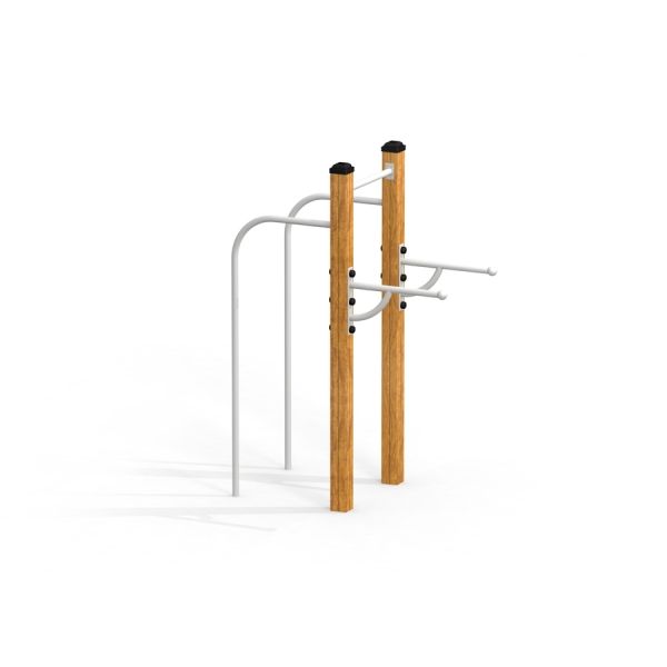 Attrezzatura fitness all'aperto Bars II con pali in legno e barre metalliche.