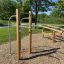 Attrezzatura fitness all'aperto per calisthenics Bars II in un parco.
