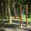 Attrezzatura fitness all'aperto Bars II in un ambiente forestale.