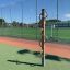 Attrezzatura da gioco all'aperto Handles in piedi su un campo sportivo.