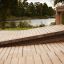 Panca per sit-up realizzata con assi di legno in un ambiente all'aperto vicino a un lago.