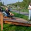 Bambini che giocano su una panca per sit-up in un parco all'aperto.