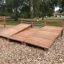 Panca per sit-up in legno in un parco.