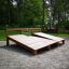 Panca per sit-up all'aperto in legno in un parco.