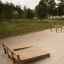 Panca per sit-up in legno in un parco all'aperto.