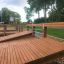 Panca per sit-up in legno in un parco fitness all'aperto