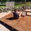 Panca per sit-up in un'area fitness all'aperto con un uomo che si allena.