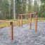 Attrezzatura fitness outdoor in legno OverĂ˘â‚¬under in un ambiente forestale.