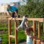 Bambini che giocano sull'attrezzatura da gioco OverĂ˘â‚¬under all'aperto.